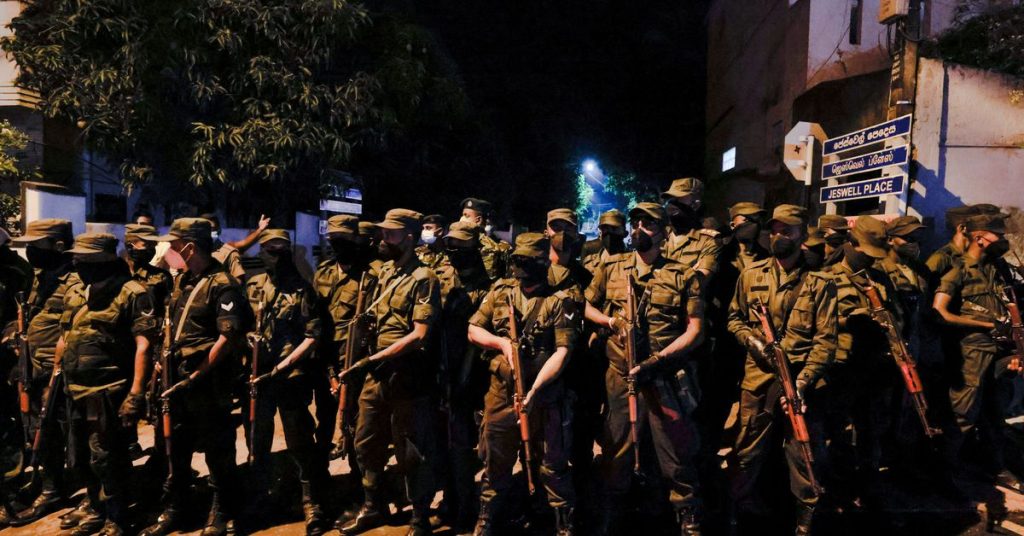 سريلانكا تفرض حظر تجول بعد أن تحولت الاحتجاجات على الأزمة الاقتصادية إلى أعمال عنف
