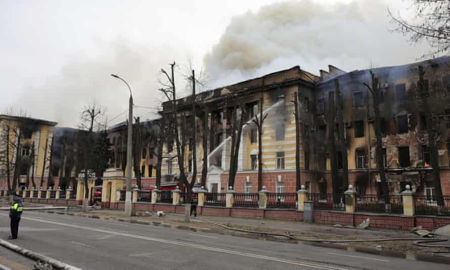 رجال الإطفاء ينزلون خرطوم المياه بالمبنى المحترق لمعهد البحوث المركزي التابع لقوات الدفاع الجوي في مدينة تفير الروسية.