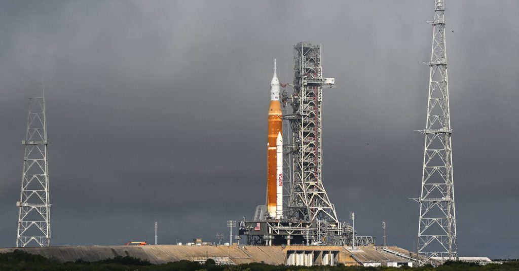 ناسا ستحرك صاروخ القمر الخاص بها خارج منصة الإطلاق للإصلاحات