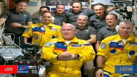 رواد الفضاء الروس & # 39 ؛ مغمورون & # 39 ؛  يقول رائد فضاء ناسا عن الجدل حول الوصول إلى محطة الفضاء الدولية ببدلات فضاء صفراء