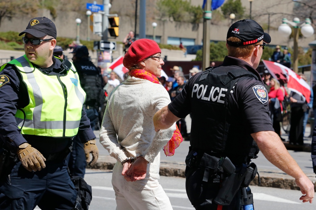 الشرطة تعتقل شخصا شارك في المظاهرة.