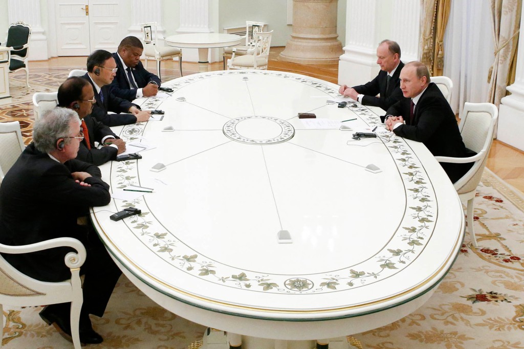 الرئيس الروسي فلاديمير بوتين (إلى اليمين ، في الأمام) ، يرافقه أمين مجلس الأمن نيكولاي باتروشيف (إلى اليمين ، في الخلف) ، يحضر اجتماعًا مع كبار المسؤولين في دول البريكس. 