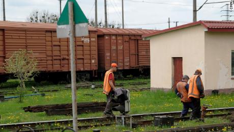 عمال السكك الحديدية يصلحون جزءًا من خط السكة الحديد الذي يربط لفيف ببولندا.