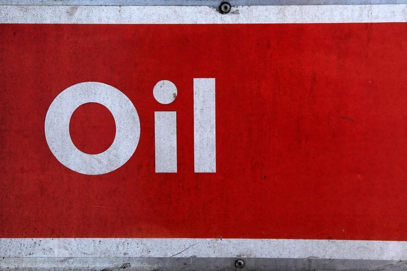 هبوط أسعار النفط متأثرة بالدولار وإغلاق الصين بواسطة رويترز