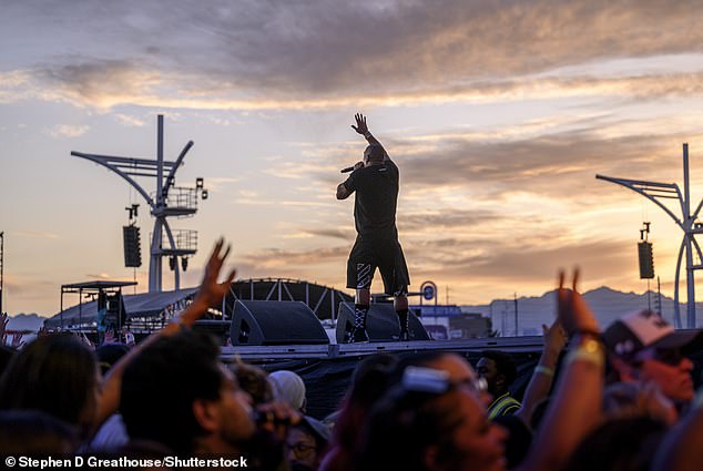 قدمت Ja Rule عرضًا عند غروب الشمس في مهرجان Lovers and Friends للموسيقى في Las Vegas Festival Grounds قبل ساعات من بدء الجري نحو المخارج
