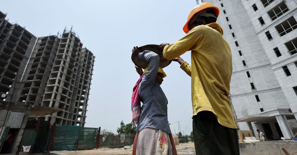 العمال الفقراء يتحملون وطأة موجة الحر في الهند