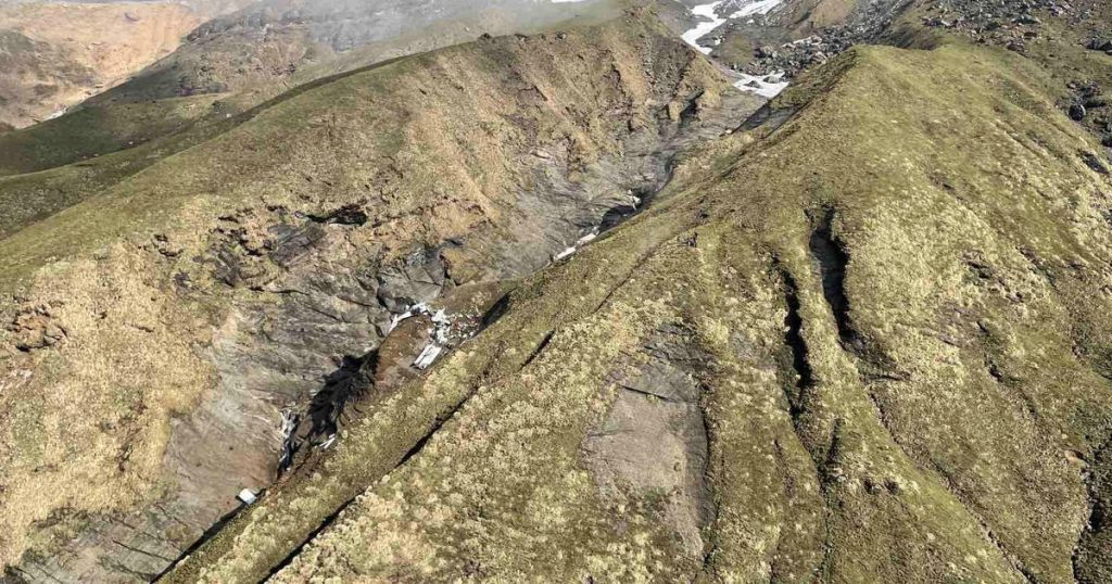 تحطمت طائرة في سفح جبل في نيبال ، مما أسفر عن مقتل جميع من كانوا على متنها وعددهم 22 شخصًا