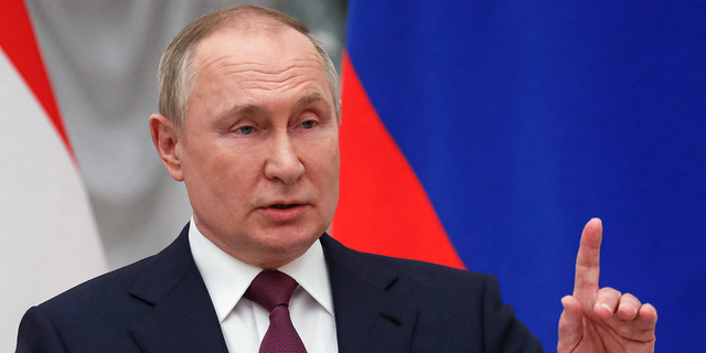 وقع الرئيس الروسي فلاديمير بوتين على قانون يمكن أن يعاقب الصحفيين بالسجن لمدة تصل إلى 15 عامًا بسبب نشرهم ما يسمى "مزيف" أخبار عن غزوه العسكري لأوكرانيا.       