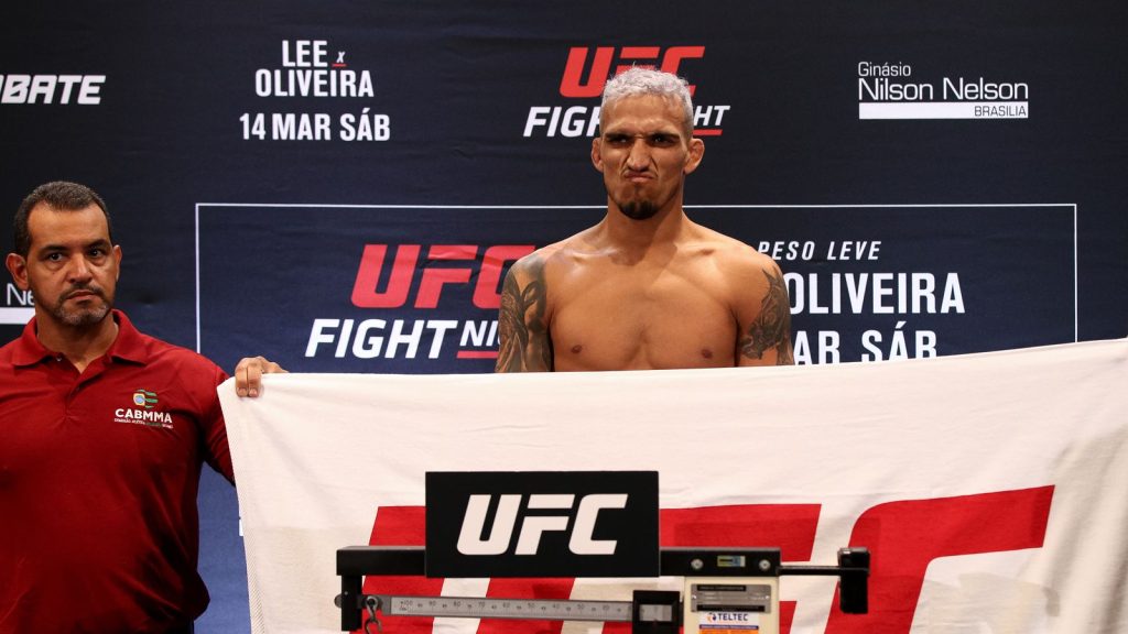 دراما الوزن في UFC 274: تشارلز أوليفيرا يفقد الوزن في قتال جاستن جيثجي ، ويفقد لقب الوزن الخفيف