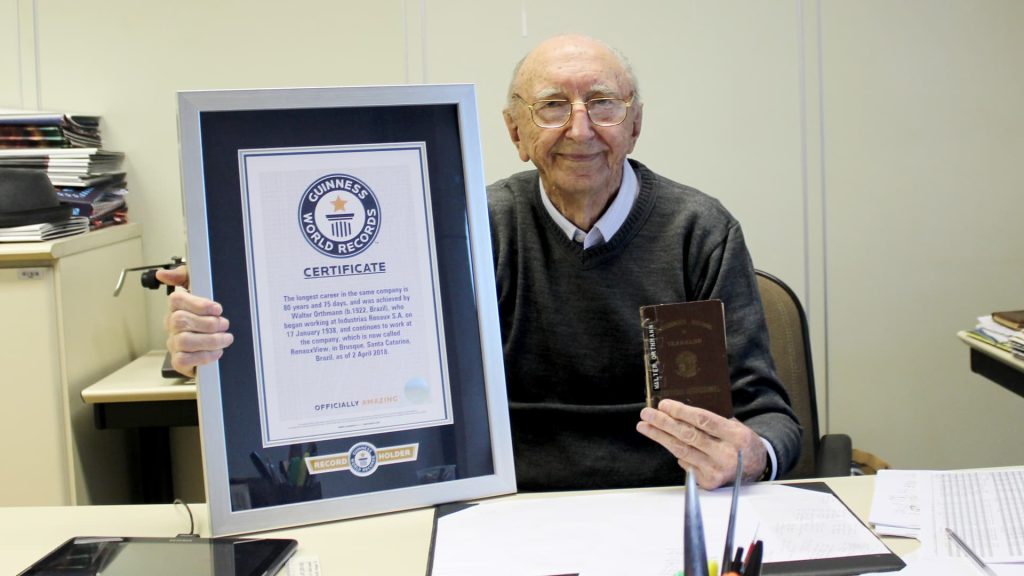 رجل يبلغ من العمر 100 عام ويحطم الرقم القياسي في حياته المهنية لمدة 84 عامًا يشاركه أفضل نصيحة مهنية
