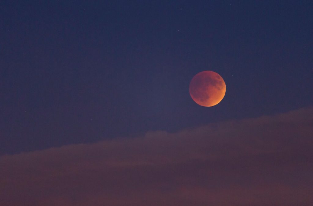 سيتحول لون القمر إلى اللون الأحمر خلال الخسوف الكلي للقمر ليلة الأحد