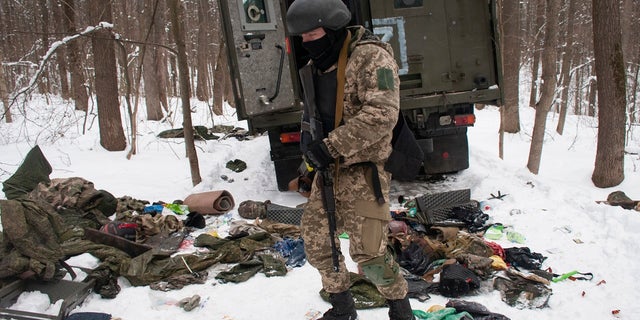 متطوع من قوات الدفاع الإقليمية الأوكرانية يتفقد مركبة عسكرية مدمرة في ضواحي خاركيف ، ثاني أكبر مدينة في أوكرانيا ، يوم الاثنين 7 مارس 2022.