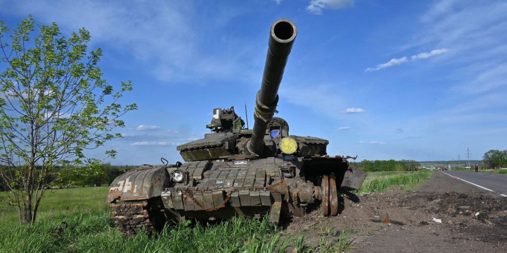 مقاتلون متطوعون أوكرانيون يستخدمون دبابة تسمى "الأرنب" ضد القوات الروسية