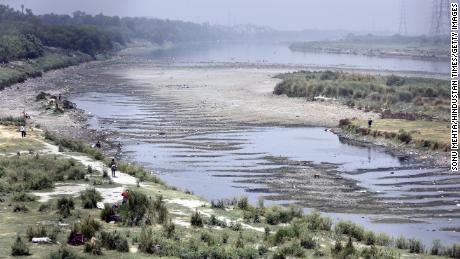 نهر يامونا في الأول من مايو في نيودلهي ، الهند. 