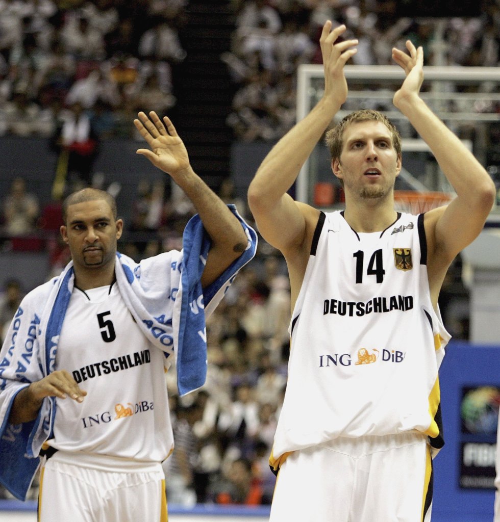 تعاون Ademola Okulaja مع Dirk Nowitzki في عام 2002 لمساعدة ألمانيا على الفوز بالميدالية البرونزية في Indianapolis.