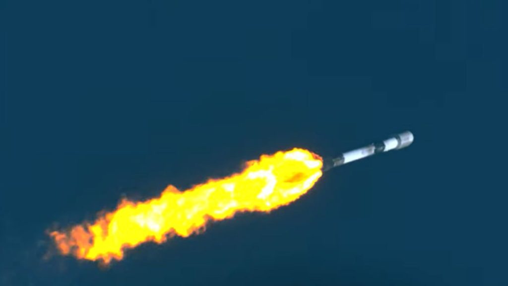 يطلق صاروخ سبيس إكس 53 قمرا صناعيا من ستارلينك في المدار والهبوط في البحر