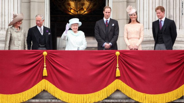 العائلة المالكة البريطانية تلوح للحشود من قصر باكنغهام خلال احتفالات اليوبيل الماسي في عام 2012.