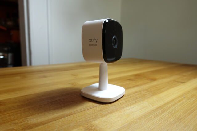 توفر Eufy's Solo IndoorCam C24 (المعروفة سابقًا باسم Indoor Cam 2K) جودة فيديو عالية الدقة 2K والعديد من خيارات التسجيل ، مما يجعلها ذات قيمة رائعة بأقل من 50 دولارًا.