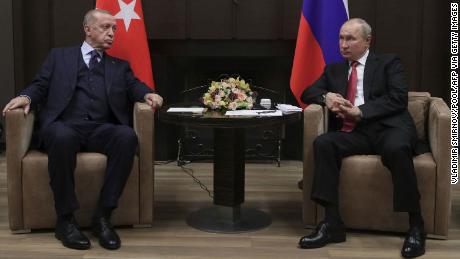 الرئيس الروسي فلاديمير بوتين يلتقي بنظيره التركي رجب طيب أردوغان في سوتشي في 29 سبتمبر 2021. 