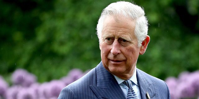 لندن ، إنجلترا - 17 مايو: الأمير تشارلز ، أمير ويلز بين آلومز خلال زيارة إلى حدائق كيو في 17 مايو 2017 في لندن ، إنجلترا. 