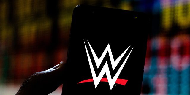 في هذا الرسم التوضيحي المصور ، يظهر شعار World Wrestling Entertainment (WWE) معروضًا على هاتف ذكي.