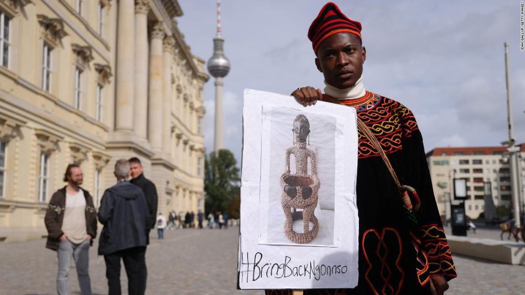 ألمانيا تعيد تمثال نغونسو المسروق إلى الكاميرون