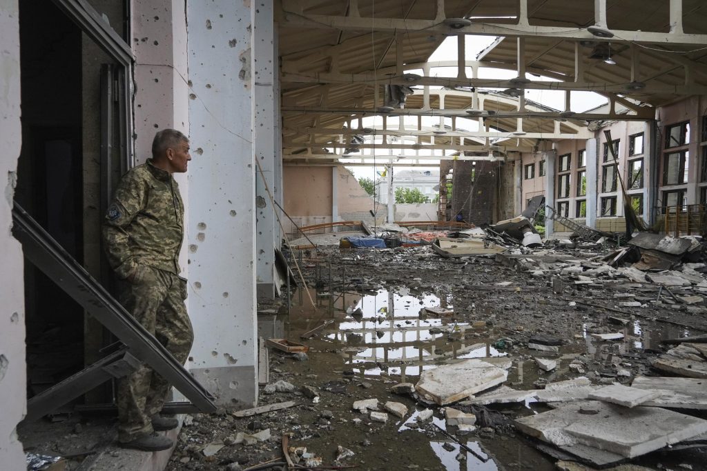 الجيش الأوكراني يغادر المدينة المدمرة إلى مواقع محصنة