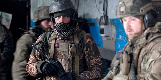 جنود من القوات العسكرية الأوكرانية ينتظرون القصف في ملجأ في موقع بمنطقة لوهانسك في 5 مارس 2022. 