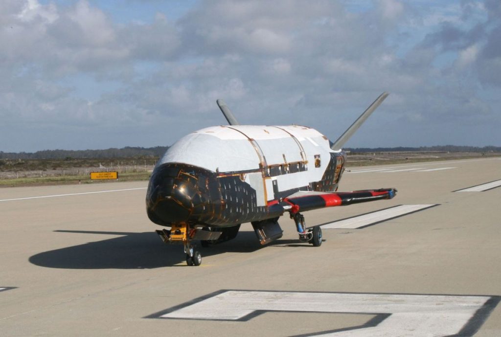 طائرة الفضاء X-37B التابعة لقوة الفضاء الأمريكية تقترب من السجل المداري