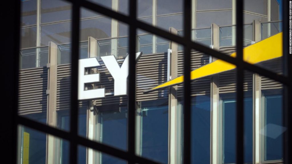 فرضت شركة Ernst & Young غرامة قدرها 100 مليون دولار أمريكي بعد قيام موظفين بالغش في امتحانات CPA