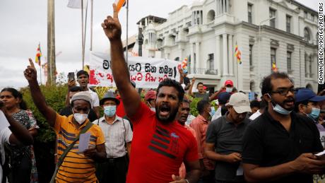 رئيس الوزراء يخبر الدولة المنكوبة بالأزمة في سريلانكا