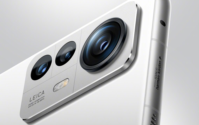 صورة مقربة لنظام كاميرا Leica Vario-Summicron 1: 1.9-2.4 / 14-50 ASPH من Xiaomi 12S Pro ، مع جميع الكاميرات الثلاث التي تتميز بمستشعر 50 ميجابكسل.