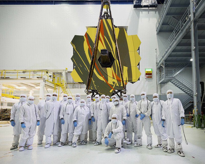 العلماء يقفون أمام تلسكوب جيمس ويب الفضائي