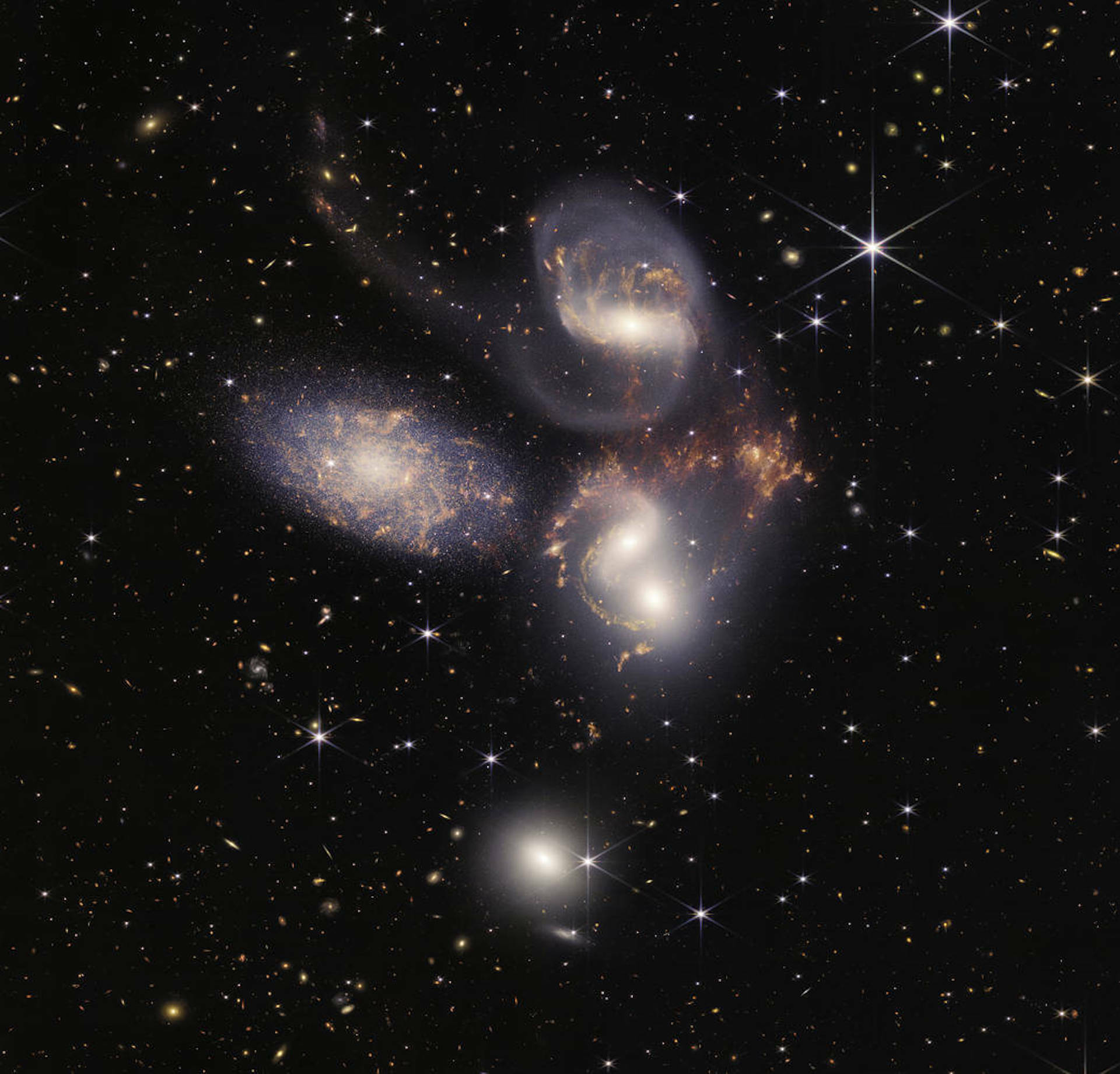 مجموعة من المجرات تم تصويرها بالقرب من بعضها بواسطة تلسكوب جيمس ويب.