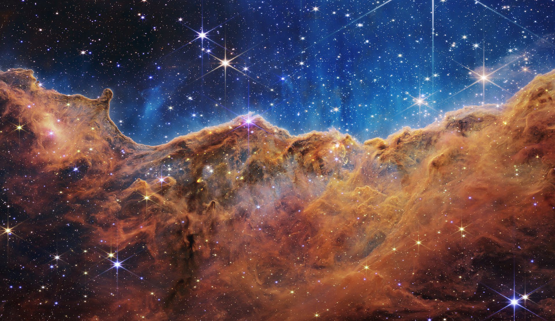 غيوم من الغبار والغاز لسديم كارينا ، حيث تتشكل النجوم ، تم تصويرها بواسطة تلسكوب جيمس ويب.