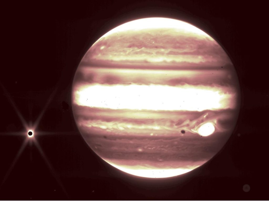 قام تلسكوب جيمس ويب الفضائي التابع لناسا بتصوير حلقات وأقمار كوكب المشتري في الأشعة تحت الحمراء ذات السخونة البيضاء
