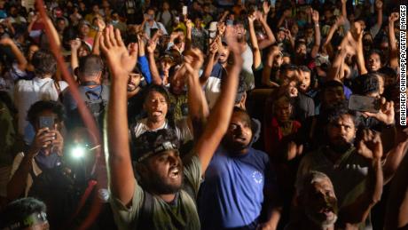 الناس في كولومبو ، سريلانكا ، يحتفلون عند علمهم باستقالة الرئيس جوتابايا راجاباكسا في 14 يوليو.