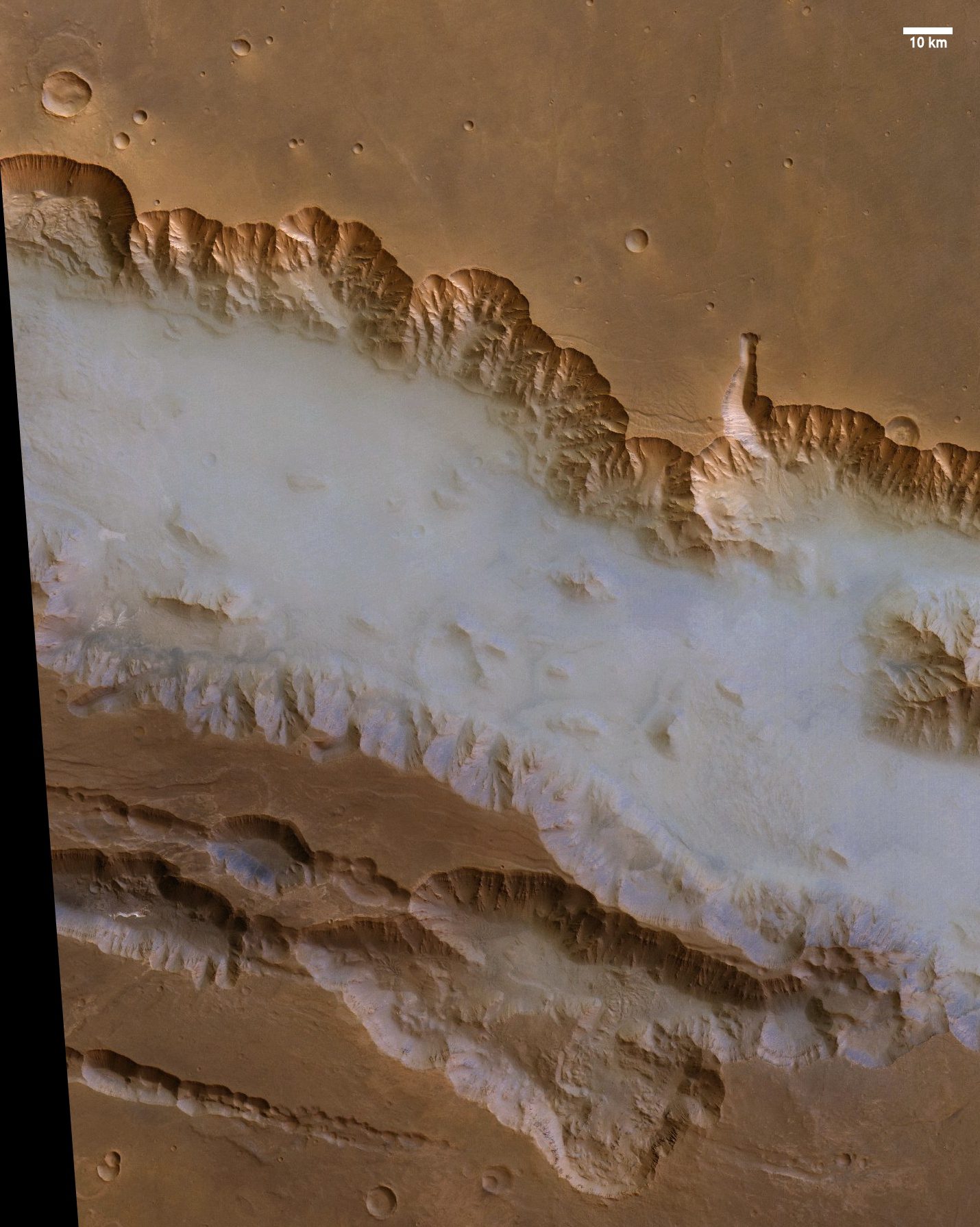 التقطت Mars Express من وكالة الفضاء الأوروبية صورة الضباب هذه في Valles Marineris.