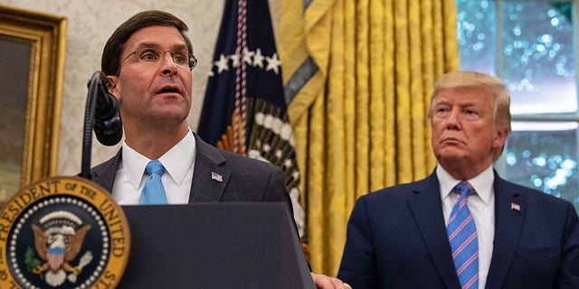وزير الدفاع الأمريكي مارك إسبر يتحدث بعد أن أدى اليمين بينما ينظر الرئيس ترامب في المكتب البيضاوي في البيت الأبيض في واشنطن العاصمة ، 23 يوليو ، 2019. 