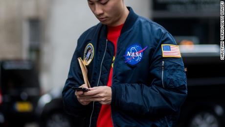 ضيف يرتدي سترة قاذفة من وكالة ناسا خلال أسبوع الموضة بلندن مجموعات الرجال في ماثيو ميلر في 7 يناير 2017 في لندن ، إنجلترا.