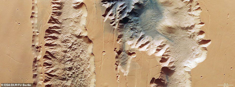 تم الكشف عن الوادي الضخم للكوكب الأحمر في صور جديدة أصدرتها وكالة الفضاء الأوروبية.  تُصور الصورة الجديدة خندقين ، أو تشاسما ، يشكلان جزءًا من الجزء الغربي من فاليس مارينيريس.  على اليسار يوجد Lus Chasma الذي يبلغ طوله 521 ميلًا وعلى اليمين يوجد Tithonium Chasma الذي يبلغ طوله 500 ميل
