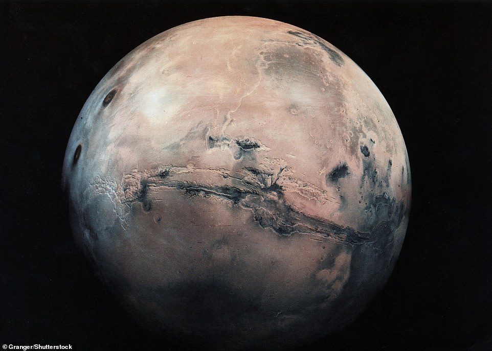 يظهر Valles Marineris الضخم على الكوكب الأحمر - والذي يمتد ما يقرب من ربع محيط الكوكب ، أعلى (وسط) في هذه الصورة من مجموعة Granger.