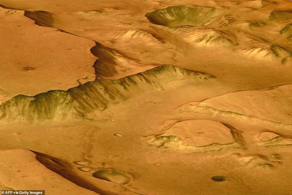تُظهر هذه الصورة التي التقطتها Mars Express وجهة نظر منظور لميسا في المناطق الواقعة شرق Valles Marineris ، أكبر الأخاديد في النظام الشمسي
