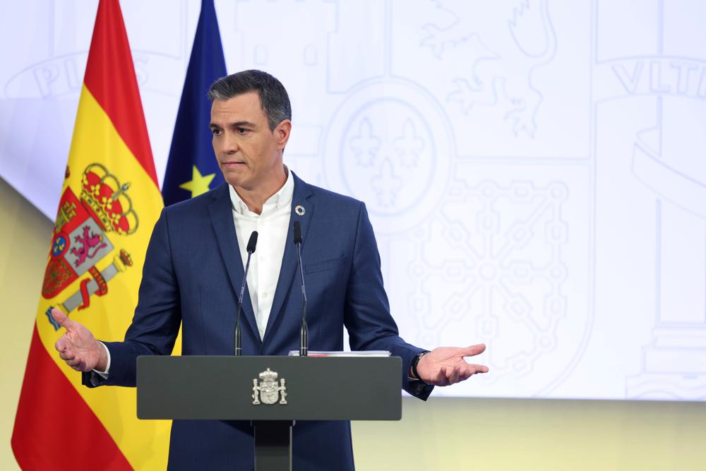 يقترح رئيس الوزراء الإسباني سانشيز التخلي عن ربطة العنق لتوفير الطاقة