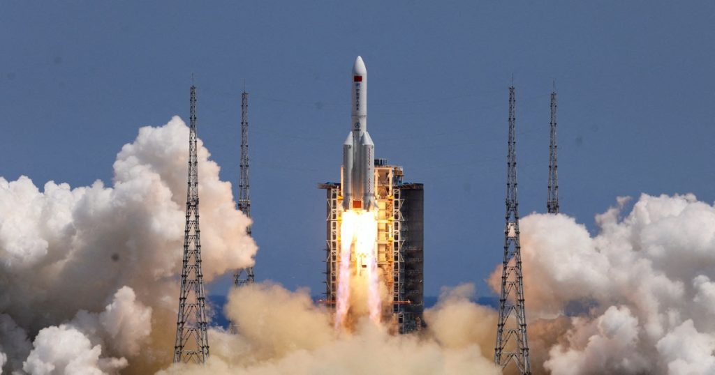 الصين تقول إنها تتبع عن كثب حطام صاروخ يندفع نحو الأرض |  أخبار الفضاء