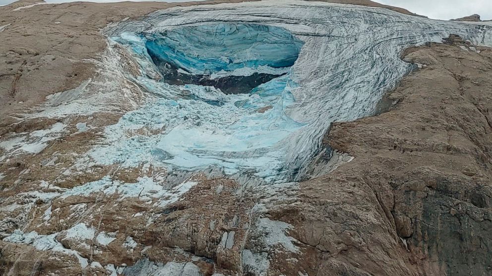 انفصلت كتلة جبال الألب الجليدية ، مما أسفر عن مقتل 6 متنزهين على الأقل