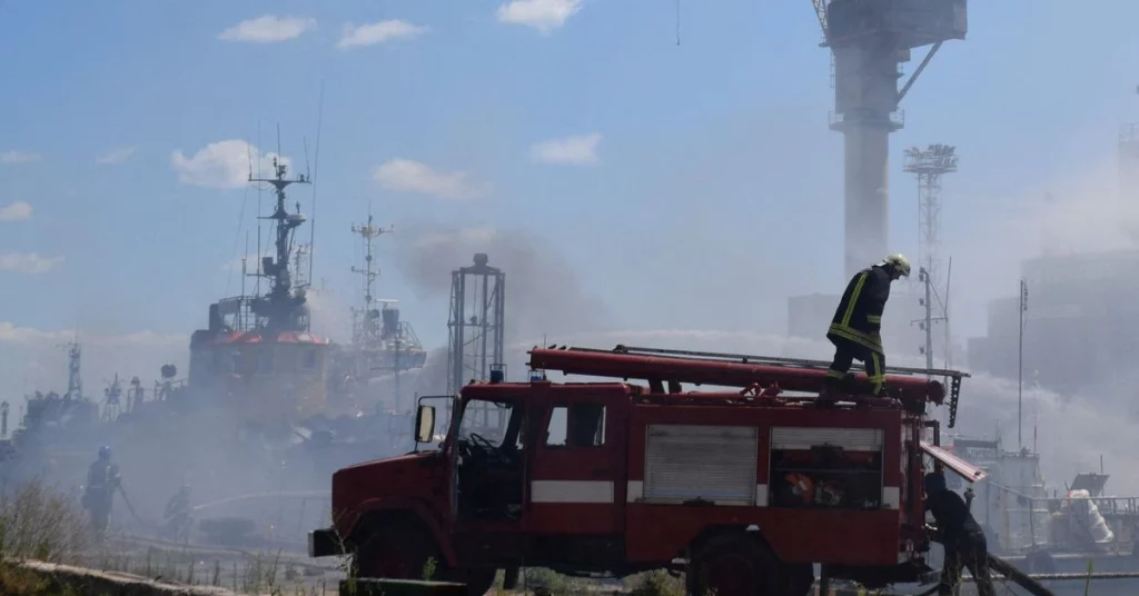 صواريخ روسية تضرب ميناء أوكرانيا ؛  وتقول كييف إنها لا تزال تستعد لتصدير الحبوب