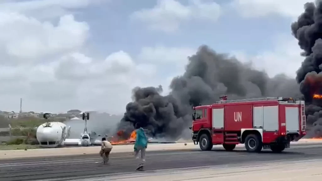 طائرة تنقلب بعد تحطم طائرة بمطار مقديشو بالصومال
