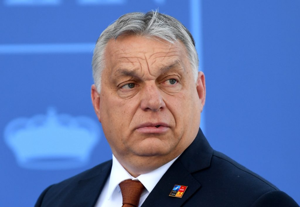 وأدان أوربان المجري بسبب تصريحات "العرق المختلط"