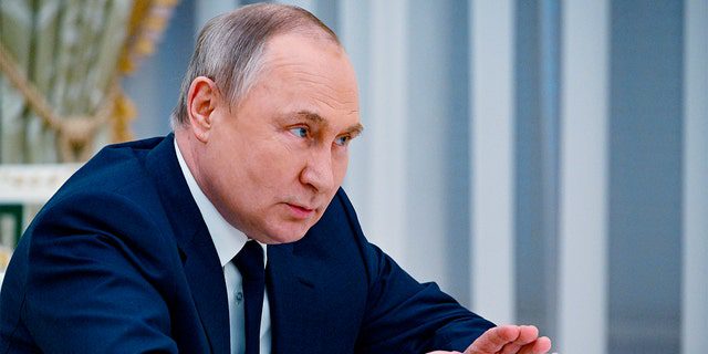 دعا سانشيز الرئيس الروسي فلاديمير بوتين إلى "المعتدي."